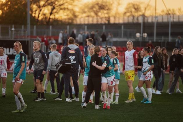 14 04 25, Women, Soccer, 1 BL, Season 2024 2025, Bayer 04 Leverkusen 1 FC Köln, Matchday 19 Team from 1 FC Köln celebrates the draw 1 1 in the derby Adriana Achcinska 9 from 1 FC Köln Hug with Britta Carlson Coach from 1 FC Köln Leverkusen Ulrich Haberland Stadion NRW Germany