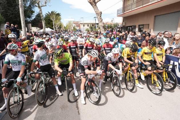 cyclists prepare for departure during the Giro d™Abruzzo, stage 1 from Scerni to Crecchio (151 km) - Abruzzo, Italy - Tuesday, April 15, 2025. - cycling .  Copyright: xMassimoxPaolone LaPressex