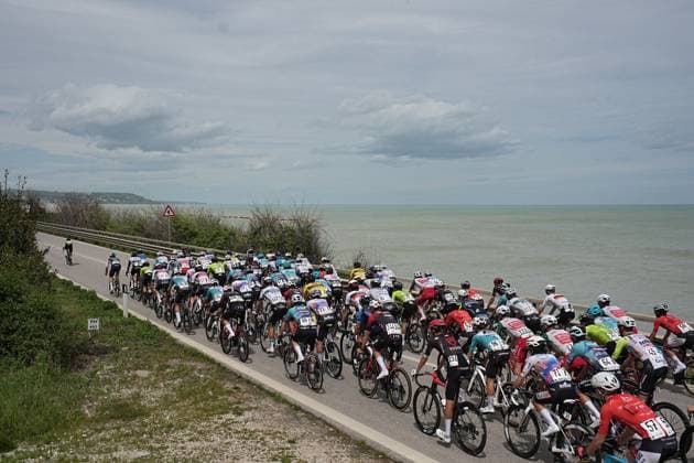 The pack rides during the Giro d™Abruzzo, stage 1 from Scerni to Crecchio (151 km) - Abruzzo, Italy - Tuesday, April 15, 2025. - cycling .  Copyright: xMarcoxAlpozzi LaPressex