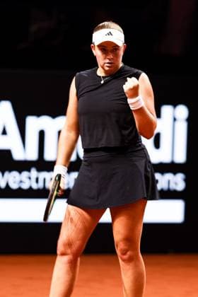 in the picture Jelena OSTAPENKO LAT with victory fist Jelena OSTAPENKO LAT vs Dayana YASTREMSKA UKR GER, Porsche Tennis Grand Prix GP Stuttgart 2025, WTA500, 15 04 2025 GER, Porsche Tennis Grand Prix GP Stuttgart 2025, WTA500, 15 04 2025 Stuttgart Copyright: xEibner-Pressefoto RogerxBuerkex EP