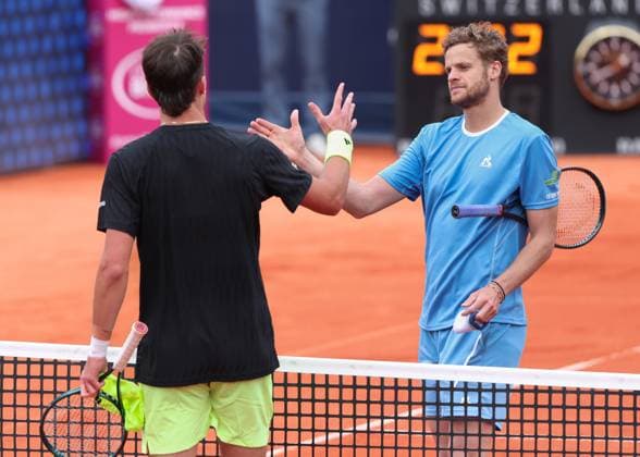 Jakub Mensink CZE congratulates the winner Yannick Hanfmann GER Tennis BMW Open 2025 ATP 500 MTTC Iphitos Munich Germany 15 April 2025 Copyright: xJuergenxHasenkopfx