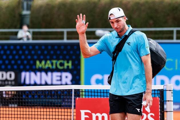 BMW Open Munich ATP 500 15 04 2025 Jan Lennard Struff Germany waves after losing his match against Francisco Cerundolo Argentina BMW Open by Bitpanda Munich ATP 500 Day 4, Munich, MTTC Iphitos on 15 04 2025 Copyright: xBEAUTIFULxSPORTS Wunderlx