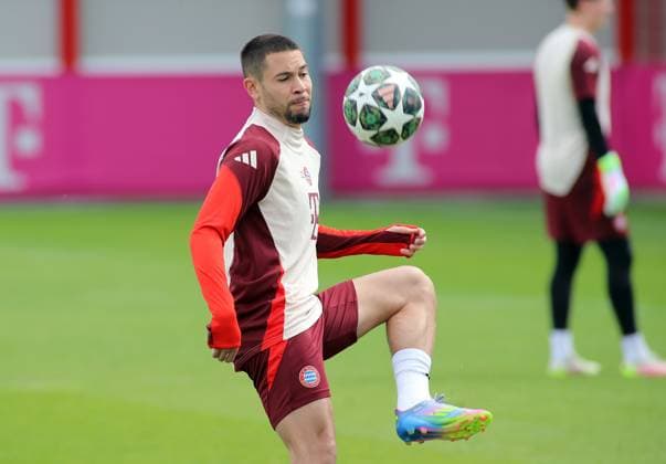Football, Men, Champions League, Season 2024 2025, FC Bayern Munich, Final training Raphael Guerreiro FC Bayern Munich plays a ball