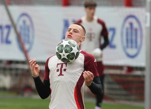 Football, Men, Champions League, Season 2024 2025, FC Bayern Munich, Final training Gabriel Vidovic FC Bayern Munich takes a ball with his chest
