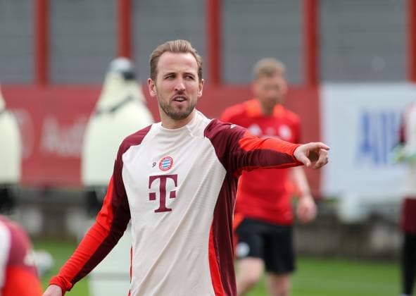 Football, Men, Champions League, Season 2024 2025, FC Bayern Munich, Final training Harry Kane FC Bayern Munich stretches out his left arm, pointing, pointing finger, direction