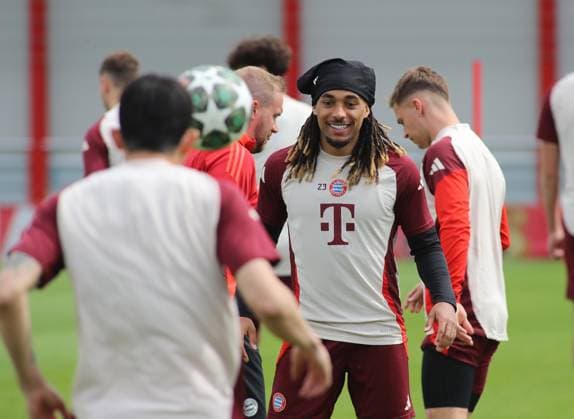 Football, Men, Champions League, Season 2024 2025, FC Bayern Munich, Final training Sacha Boey FC Bayern Munich standing, head, upper body