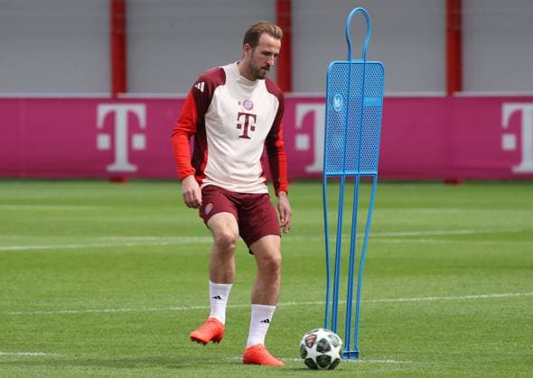 Football, Men, Champions League, Season 2024 2025, FC Bayern Munich, Final training Harry Kane FC Bayern Munich plays a ball
