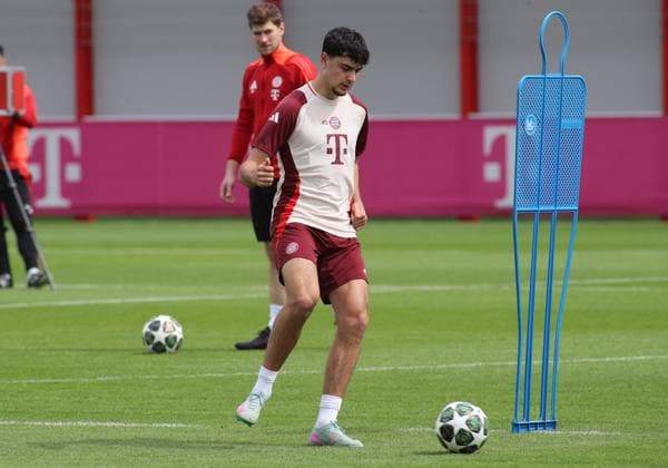 Football, Men, Champions League, Season 2024 2025, FC Bayern Munich, Final training Aleksandar Pavlovic FC Bayern Munich plays a ball