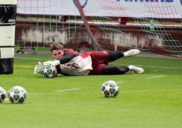 Football, Men, Champions League, Season 2024 2025, FC Bayern Munich, Final training Jonas Urbig FC Bayern Munich stretches to catch a ball