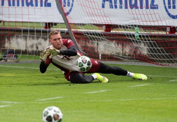 Football, Men, Champions League, Season 2024 2025, FC Bayern Munich, Final training Daniel Peretz FC Bayern Munich waiting for a ball