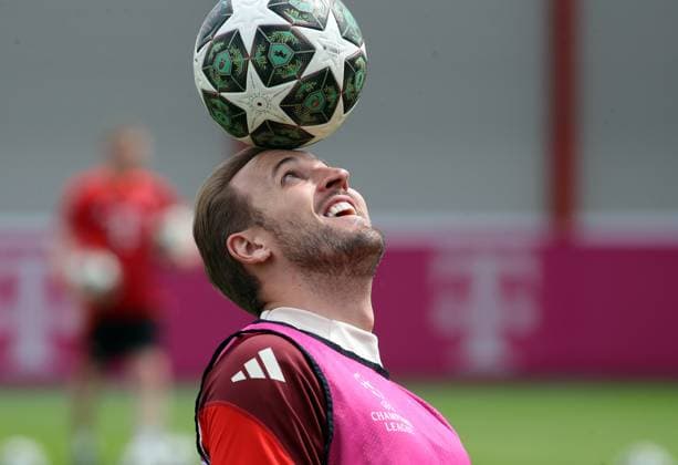 Football, Men, Champions League, Season 2024 2025, FC Bayern Munich, Final training Harry Kane FC Bayern Munich with a ball on his stinr, juggling, header