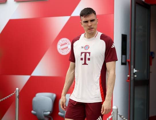 Football, men, Champions League, season 2024 2025, FC Bayern Munich, final training Joao Palhinha FC Bayern Munich on the way to the training ground, facial expression, facial expression, lips, mouth twisted, dissatisfied