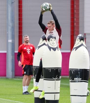 Daniel Peretz FC Bayern Muenchen, 18 at goalkeeper training, GER, final training, FC Bayern Muenchen, football, UEFA Champions League, quarter-final second leg, 2024 2025 season, 15 04 2025, GER, final training, FC Bayern Muenchen, football, UEFA Champions League, quarter-final second leg, 2024 2025 season, 15 04 2025 Muenchen Copyright: xEibner-Pressefoto JennixMaulx EP_JML