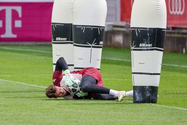 Jonas Urbig FC Bayern Muenchen, 40 at goalkeeper training, GER, final training, FC Bayern Muenchen, football, UEFA Champions League, quarter-final second leg, 2024 2025 season, 15 04 2025, GER, final training, FC Bayern Muenchen, football, UEFA Champions League, quarter-final second leg, 2024 2025 season, 15 04 2025 Muenchen Copyright: xEibner-Pressefoto JennixMaulx EP_JML