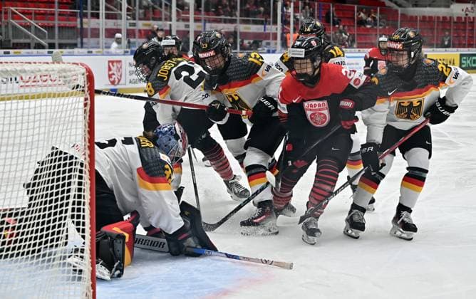 Sport Themen der Woche KW16 Sport Bilder des Tages (L-R) Goalkeeper Sandra Abstreiter of Germany, Katarina Jobst-Smith and Luisa Welcke of Germany, Mei Miura of Japan and Lilli Welcke of Germany in action during the Ice hockey, Eishockey IIHF WomenÂ s World Championship, WM, Weltmeisterschaft Group B, match Germany vs Japan, Ceske Budejovice, Czech Republic, April 15, 2025. (CTKxPhoto LubosxPavlicek) CTKPhotoP2025041505499  CTKPhotoP2025041505499
