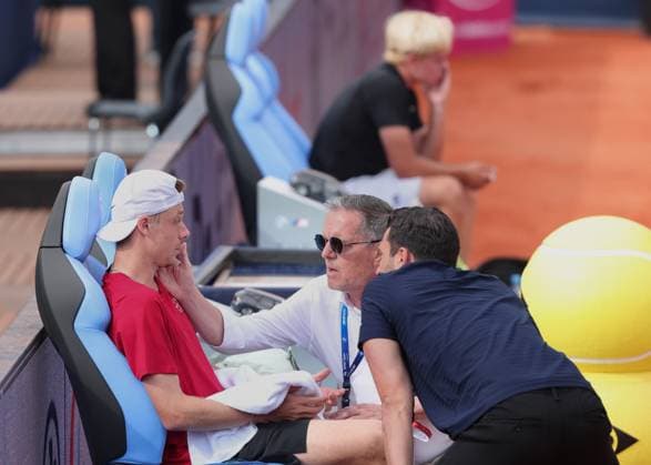 Denis Shapovalov CAN being treated by the doctor, medical treatment during the break in play, blurred in the background Diego Dedura Palomero GER Tennis BMW Open 2025 ATP 500 MTTC Iphitos Munich Germany 15 April 2025 Copyright: xJuergenxHasenkopfx