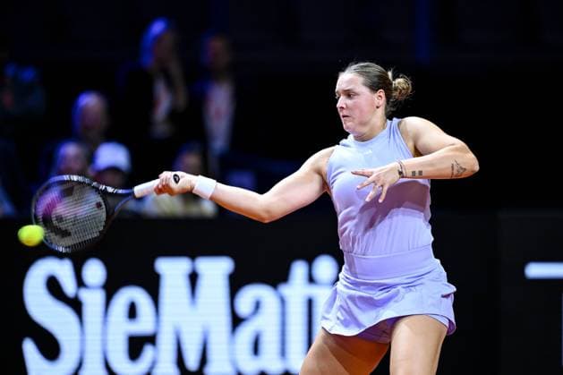 Jule Niemeier Germany in action, on the ball, singles action during the match between Jule Niemeier Germany vs Laura Siegemund Germany during the Porsche Tennis Grand Prix Stuttgart 2025 Day 2 at Porsche Arena on April 15, 2025 in Stuttgart, Germany, Germany Photo by Harry Langer DeFodi Images Jule Niemeier Germany controls the Ball at the match between Jule Niemeier Germany vs Laura Siegemund Germany during the Porsche Tennis Grand Prix Stuttgart 2025 Day 2 at Porsche Arena on April 15, 2025 in Stuttgart, Germany Photo by Harry Langer DeFodi Images Photo by Harry Langer DeFodi Images
