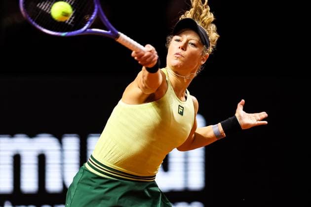 in the picture Laura Siegemund GER WC Jule Niemeier GER vs WC Laura Siegemund GER GER, Porsche Tennis Grand Prix GP Stuttgart 2025, WTA500, 15 04 2025 GER, Porsche Tennis Grand Prix GP Stuttgart 2025, WTA500, 15 04 2025 Stuttgart Copyright: xEibner-Pressefoto RogerxBuerkex EP