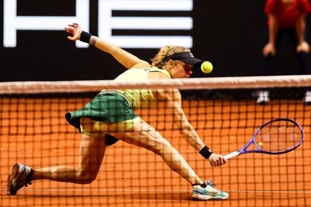 in the picture Laura Siegemund GER WC Jule Niemeier GER vs WC Laura Siegemund GER GER, Porsche Tennis Grand Prix GP Stuttgart 2025, WTA500, 15 04 2025 GER, Porsche Tennis Grand Prix GP Stuttgart 2025, WTA500, 15 04 2025 Stuttgart Copyright: xEibner-Pressefoto RogerxBuerkex EP