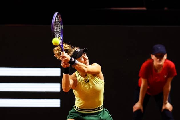 in the picture Laura Siegemund GER WC Jule Niemeier GER vs WC Laura Siegemund GER GER, Porsche Tennis Grand Prix GP Stuttgart 2025, WTA500, 15 04 2025 GER, Porsche Tennis Grand Prix GP Stuttgart 2025, WTA500, 15 04 2025 Stuttgart Copyright: xEibner-Pressefoto RogerxBuerkex EP