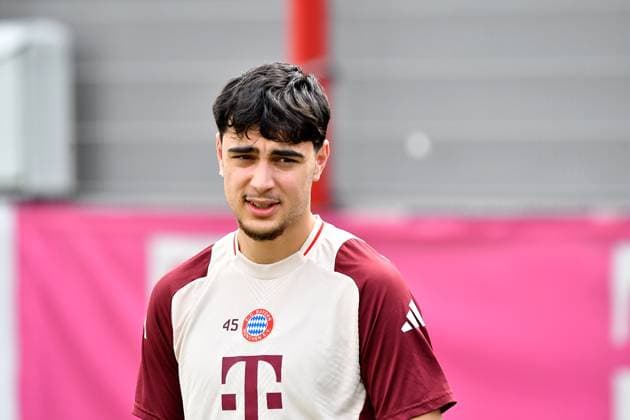 15 04 2025, FC Bayern Training Center, Munich, Last training session for FC Bayern Munich before heading to Milan , in the picture Aleksandar Pavlovic Munich Photo by Midori Ikenouchi Hasan Bratic DeFodi Images
