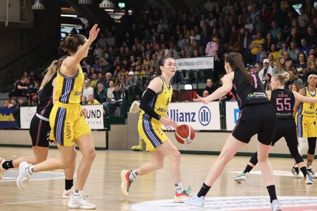 Tessa Stammberger Alba Berlin Women, 06 with the ball, Alba Women vs Saarlouis Royals , 1 Bundesliga, DBBL Playoffs, Semifinal 5 Game, 15 04 2025 Berlin Berlin Germany Copyright: xFootbowl ThomasxSobotzkix