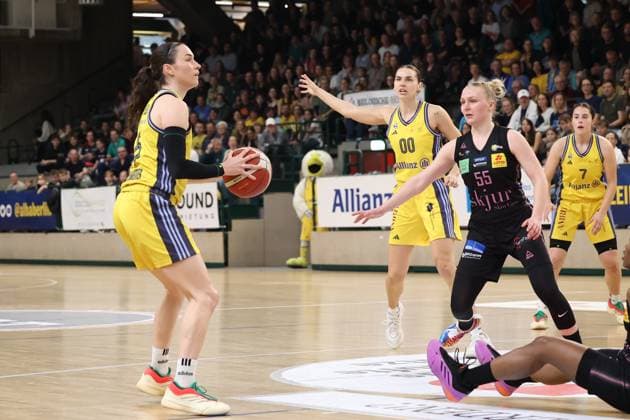 Tessa Stammberger Alba Berlin Women, 06 with the ball, Alba Women vs Saarlouis Royals , 1 Bundesliga, DBBL Playoffs, Semifinal 5 Game, 15 04 2025 Alba Women vs Saarlouis Royals , 1 Bundesliga, DBBL Playoffs, Semifinal 5 Game, 15 04 2025 Berlin Berlin Germany Copyright: xFootbowl ThomasxSobotzkix