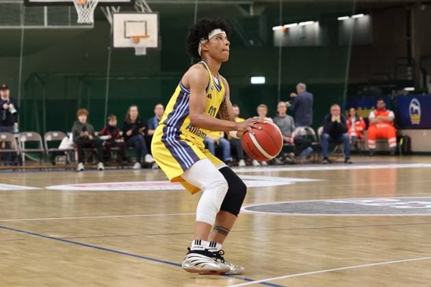 Deeshyra Thomas Alba Berlin Women, 21 fixes the basket with the ball in her hand, Alba Women vs Saarlouis Royals , 1 Bundesliga, DBBL Playoffs, Semifinal 5 Game, 15 04 2025 Berlin Berlin Germany Copyright: xFootbowl ThomasxSobotzkix