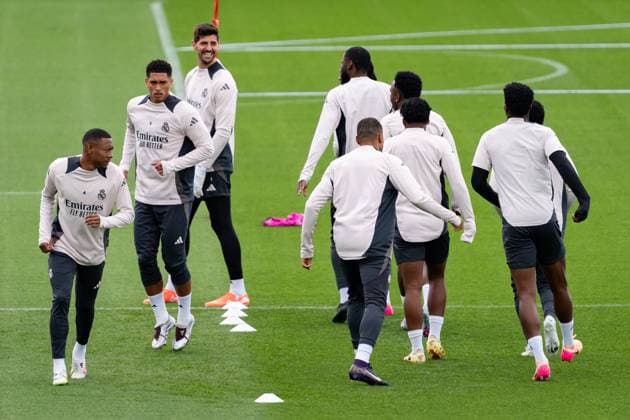 Real Madrid CF Training Session And press conference, PK, Pressekonferenz - UEFA Champions League 2024 25 Quarter Final Second Leg Players of Real Madrid CF (from L to R) David Alaba, Jude Bellingham, Thibaut Courtois are seen training during the Training Session ahead of their UEFA Champions League 2024 25 quarter final second leg match at Ciudad Real Madrid on April 15, 2025 in Madrid, Spain. Valdebebas Ciudad Real Madrid Madrid Spain Copyright: xAlbertoxGardinx AGardin_20250415_Football_Champions_Real_PC_0321