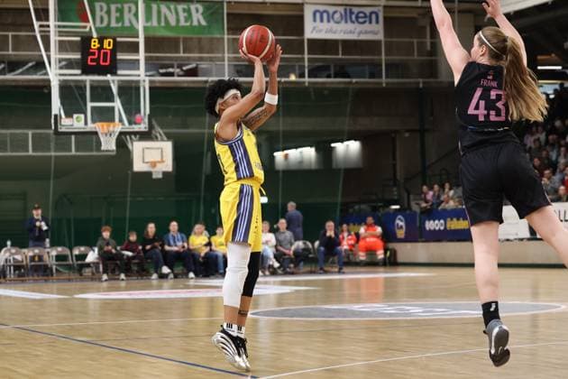 Deeshyra Thomas Alba Berlin Women, 21 throws the ballAlba Women vs Saarlouis Royals , 1 Bundesliga, DBBL Playoffs, Semifinal 5 Game, 15 04 2025 Berlin Berlin Germany Copyright: xFootbowl ThomasxSobotzkix