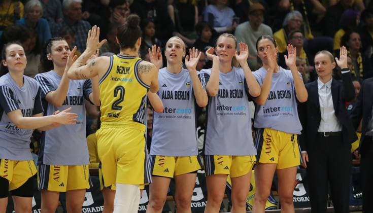 Stefanie Grigoleit high-fives with teammates Upper body action Sport Basketball DBBL Bundesliga Womens Womens playoff semi-final 5 Game Season 2024 2025 15 04 2024 ALBA Berlin vs Saarlouis Royals