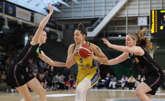 Gabija Meskonyte, Stefanie Grigoleit on the ball, Hayley Frank duel Game scene Action Sport Basketball DBBL Bundesliga Women Womens Playoff Semifinal 5 Game Season 2024 2025 15 04 2024 ALBA Berlin vs Saarlouis Royals