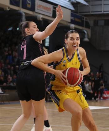 Marusa Senicar, Maggie Mulligan on the ball duel Game scene Action Sport Basketball DBBL Bundesliga Womens Womens playoff semi-final 5 Game Season 2024 2025 15 04 2024 ALBA Berlin vs Saarlouis Royals