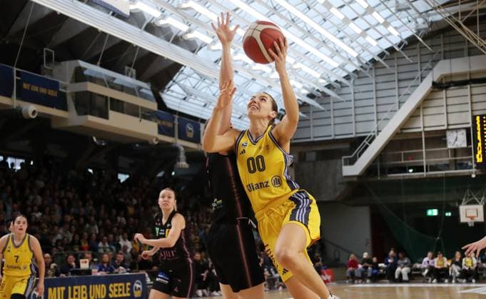 Marusa Senicar, Maggie Mulligan on the ball duel Game scene Action Sport Basketball DBBL Bundesliga Womens Womens playoff semi-final 5 Game Season 2024 2025 15 04 2024 ALBA Berlin vs Saarlouis Royals