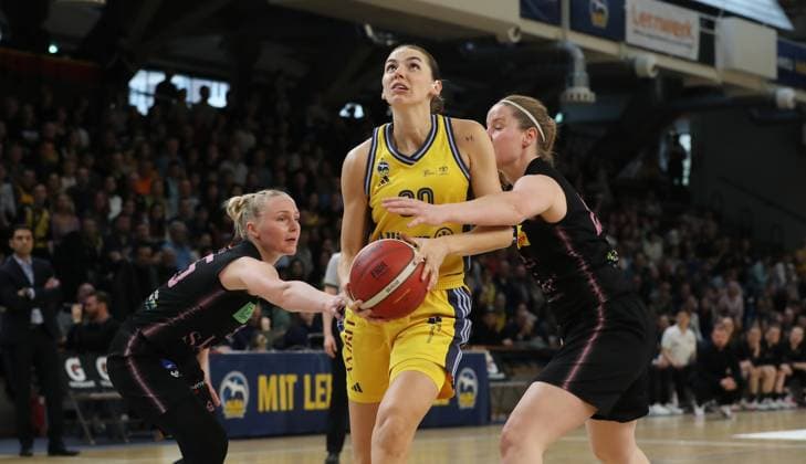 Marusa Senicar, Maggie Mulligan on the ball duel Game scene Action Sport Basketball DBBL Bundesliga Womens Womens playoff semi-final 5 Game Season 2024 2025 15 04 2024 ALBA Berlin vs Saarlouis Royals