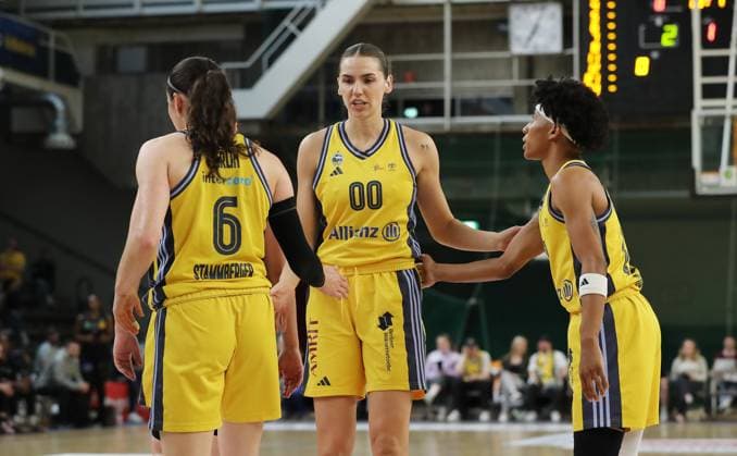 Tessa Stammberger, Maggie Mulligan high-five Deeshyra Thomas Sport Basketball DBBL Bundesliga Womens Womens Playoff Semifinal 5 Game Season 2024 2025 15 04 2024 ALBA Berlin vs Saarlouis Royals