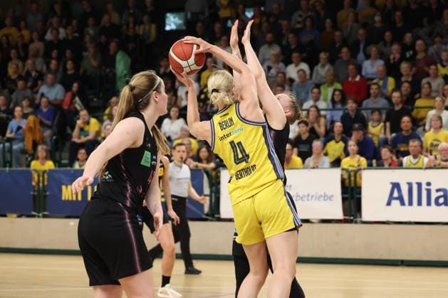 Marie Bertholdt Alba Berlin Women, 04 in Bedraengnis, Alba Women vs Saarlouis Royals , 1 Bundesliga, DBBL Playoffs, Semifinal 5 Game, 15 04 2025 Berlin Berlin Germany Copyright: xFootbowl ThomasxSobotzkix