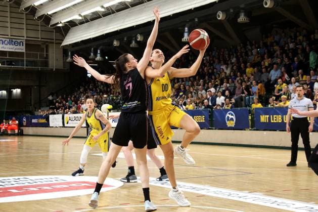 DEU, easyCredit DBBL, ALBA vs SAARLOUIS ROYALS, 15 04 2025, Soemmeringhalle, Berlin, DEU, easyCredit DBBL, ALBA vs SAARLOUIS ROYALS, in the picture Maggie Mulligan ALBA Berlin 0 , Marusa Senicar Saarlouis 7 Foto Juergen Engler nordphoto GmbH nordphotoxGmbHx xEngler nph00076