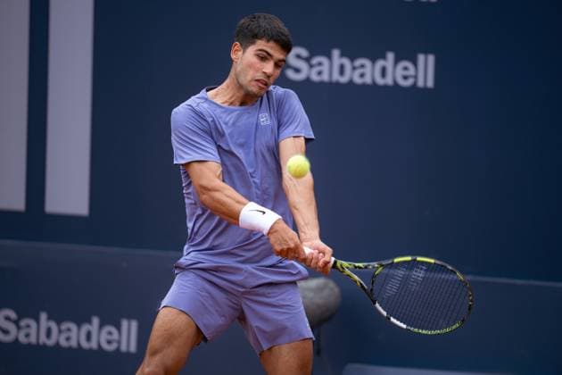 Sabadell Open Banc - 72 Conde de Godo Trophy in Barcelona, Spain. Barcelona, Spain, 15, April, 2025. Match between Carlos Alcaraz (ESP) vs Ethan Quinn (USA) in Sabadell Open Banc - 72 Conde de Godo Trophy. Carlos Alcaraz hitting. Barcelona Reial Club de Tenis Barcelona Spain