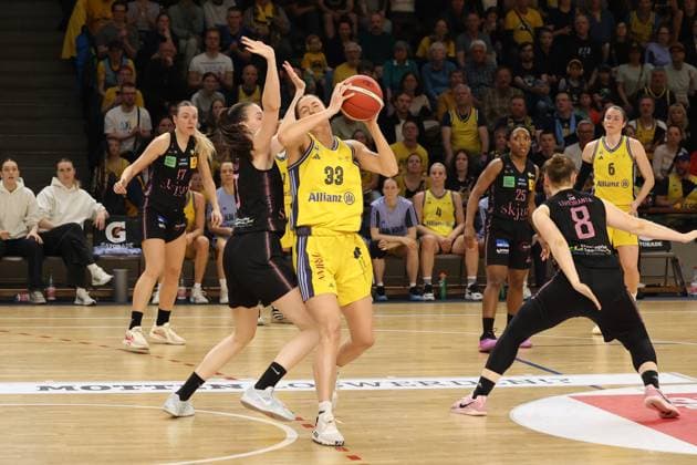 Emily Kiser Alba Berlin Women, 33 in Begraengnis, Alba Women vs Saarlouis Royals , 1 Bundesliga, DBBL Playoffs, Semifinal 5 Game, 15 04 2025 Berlin Berlin Germany Copyright: xFootbowl ThomasxSobotzkix