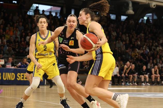 Theresa Simon Alba Berlin Women, 03 with the ball in the run, Alba Women vs Saarlouis Royals , 1 Bundesliga, DBBL Playoffs, Semifinal 5 Game, 15 04 2025 Berlin Berlin Germany Copyright: xFootbowl ThomasxSobotzkix
