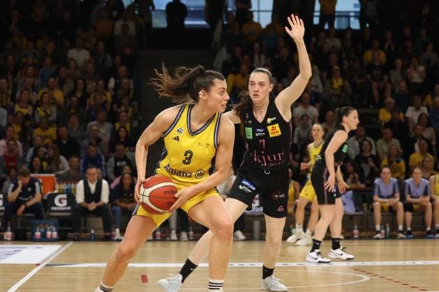 Theresa Simon Alba Berlin Women, 03 with the ball, maruÅ¡a seniÄar Saarlouis Royals, 07 in defense, Alba Women vs Saarlouis Royals , 1 Bundesliga, DBBL Playoffs, Semifinal 5 Game, 15 04 2025 Berlin Berlin Germany Copyright: xFootbowl ThomasxSobotzkix