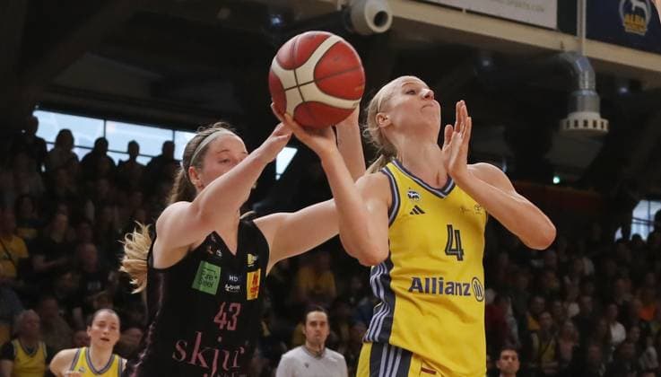 Hayley Frank, Marie Bertholdt on the ball duel Game scene Action Sport Basketball DBBL Bundesliga Womens Womens playoff semi-final 5 Game Season 2024 2025 15 04 2024 ALBA Berlin vs Saarlouis Royals