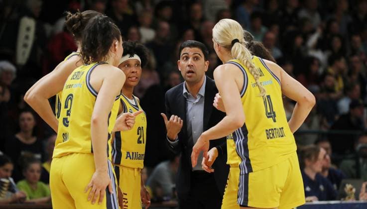 Coach Cristo Cabrera talks to Theresa Simon, Deeshyra Thomas, Marie Bertholdt Sport Basketball DBBL Bundesliga Women Womens Playoff Semifinal 5 Game Season 2024 2025 15 04 2024 ALBA Berlin vs Saarlouis Royals