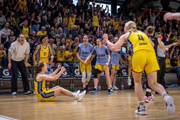 Basketball Berlin 15 04 2025 Season 2024 2025 Toyota Womens Basketball Bundesliga 1 Bundesliga Playoffs Semifinal Game 5 Alba Berlin Saarlouis Royals Cheers Alba