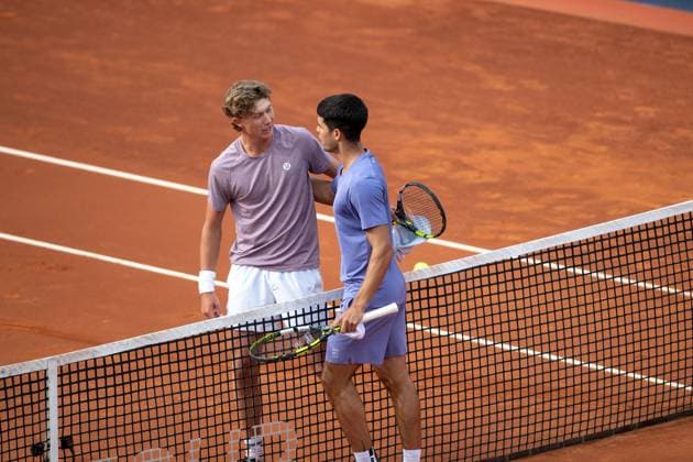 72 Barcelona Open Banc de Sabadell. Conde de Godo Trophy. Real Club de Tenis Barcelona. April 15,2025 72 Barcelona Open Banc de Sabadell. Conde de Godo Trophy. Real Club de Tenis Barcelona. April 15,2025 Carlos Alcaraz and Ethan Quinn at the end of the first round match between Carlos Alcaraz and Ethan Quinn of the ATP, Tennis Herren Barcelona Open Banc de Sabadell tennis tournament Trofeo Conde de Godo played at the Real Club de Tenis Barcelona. April 15, 2025. Barcelona ESP Copyright: xS.xRosx
