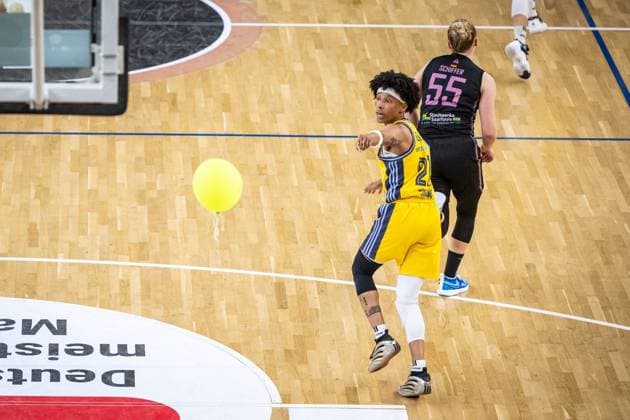 Basketball Berlin 15 04 2025 Season 2024 2025 Toyota Womens Basketball Bundesliga 1 Bundesliga Playoffs Semifinal Game 5 Alba Berlin Saarlouis Royals Deeshyra Thomas Alba, No 21 Ballon