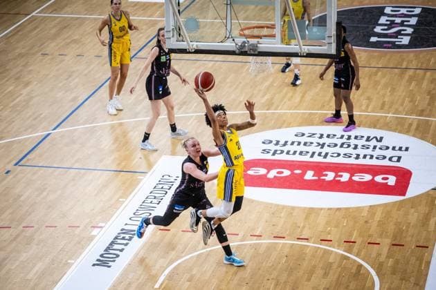 Basketball Berlin 15 04 2025 Season 2024 2025 Toyota Womens Basketball Bundesliga 1 Bundesliga Playoffs Semifinal Game 5 Alba Berlin Saarlouis Royals Deeshyra Thomas Alba, No 21 Hayley Frank Saarlouis, No 43