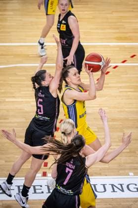 Basketball Berlin 15 04 2025 Season 2024 2025 Toyota Womens Basketball Bundesliga 1 Bundesliga Playoffs Semifinal Game 5 Alba Berlin Saarlouis Royals Lena Gohlisch Alba, No 12 Magaly Meynadier Saarlouis, No 05