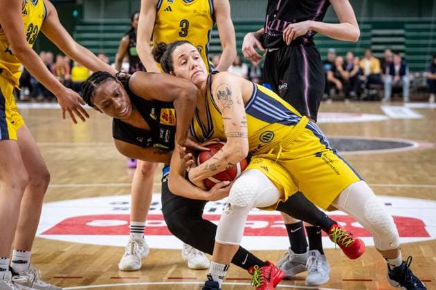 Basketball Berlin 15 04 2025 Season 2024 2025 Toyota Womens Basketball Bundesliga 1 Bundesliga Playoffs Semifinal Game 5 Alba Berlin Saarlouis Royals Stefanie Grigoleit Alba, No 02 Erika Davenport Saarlouis, No 12